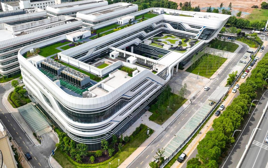 新建科技研发楼作为武汉经开区最大产业园区的"智慧大脑",是园区的